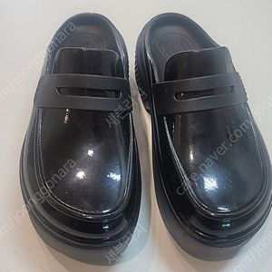 크록스 CROCS 스톰프 하이 샤인 로퍼 블랙 (210659-001) 여성성인 샌들 판매합니다.