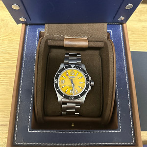 브라이틀링 슈퍼오션 오토매틱 44mm 옐로우다이얼