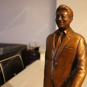 24 ⅡⅩⅣ 골동품 수집품 암행어사 마패 황동 동상 불상 십자가 우표 노무현 비틀즈 산울림 LP 시계세트 굿즈 한정판 부처님 예수님 전투기 오토바이 이소룡