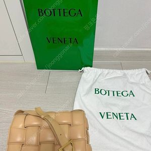 보테가베네타 패딩 카세트 백