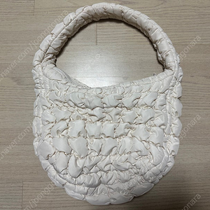 COS 퀼티드 미니 크림
