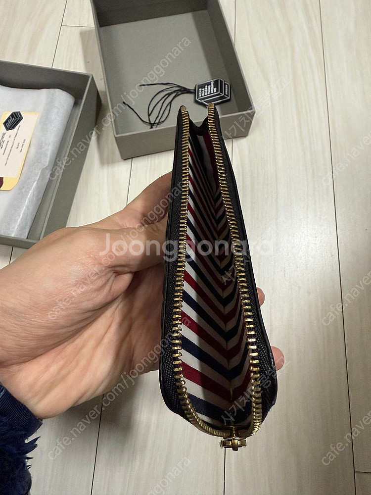 톰브라운 페블 그레인 레더 스트라이프 집어라운드 지갑 ...--3