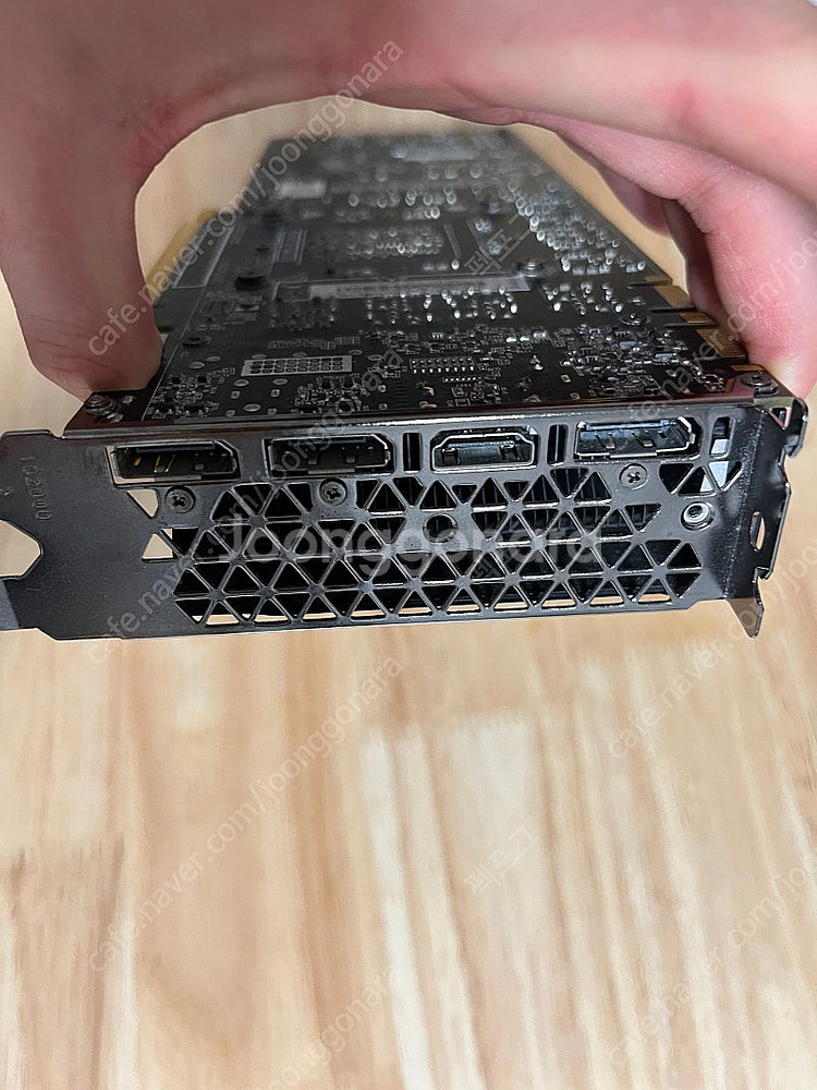 Gtx1080ti 고장 팬돌아감 고쳐쓰실분한테 싸게팜--2
