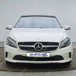 벤츠 A클래스 중고 A클래스 벤츠 중고 흰색 2016년식 68,751km A200 중고차카페