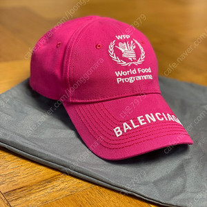 발렌시아가 여성 볼캡 팝니다.