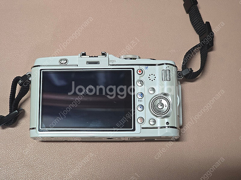 올림푸스 E-P3 화이트 바디 팝니다.--3