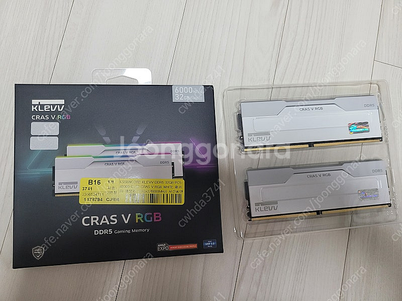 에센코어 ESSENCORE KLEVV DDR5 6000 CL30 CARS V RGB 화이트 32GB팝니다.--0