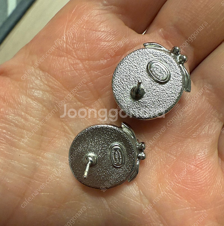 (정품) 샤넬 CC 로고 실버 볼 귀걸이 판매합니다--2