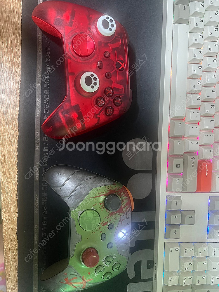 엑스박스 컨트롤러 한정판 배터리팩 포함 팝니다 다크에이...--0