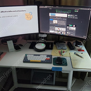 한성 TFG27Q14V QHD 곡면 모니터 2대와 거치대로 연결된 책상 일괄 판매합니다.