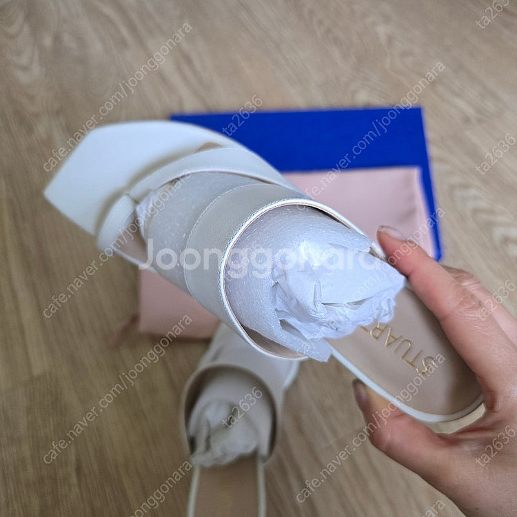 새상품)스튜어츠와이츠먼 240.화이트컬러뮬팔아요--1