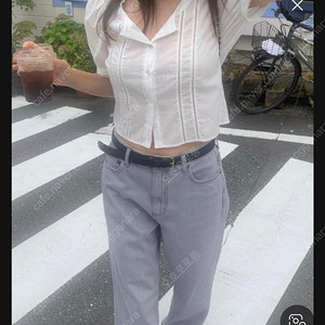 타낫 스쿱넥 크롭 블라우스