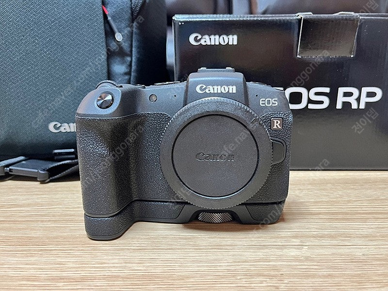 캐논 EOS RP S급 미러리스 카메라 팝니다(캐논정품가방+배터리2+세로정품그립)가격 한번더 조정합니다~! 이미지