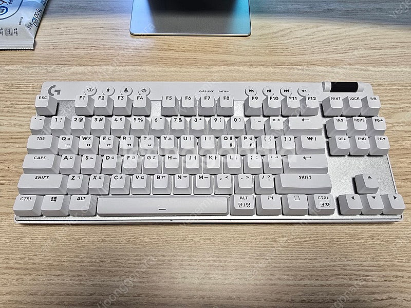 로지텍 프로 X TKL 라이트스피드 갈축 키보드 팝니다...--0