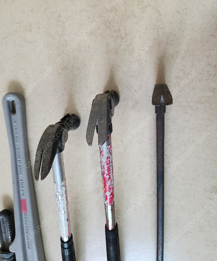 파이프렌치,일체형헤머(망치),빠루 총4개 판매합니다. 이미지