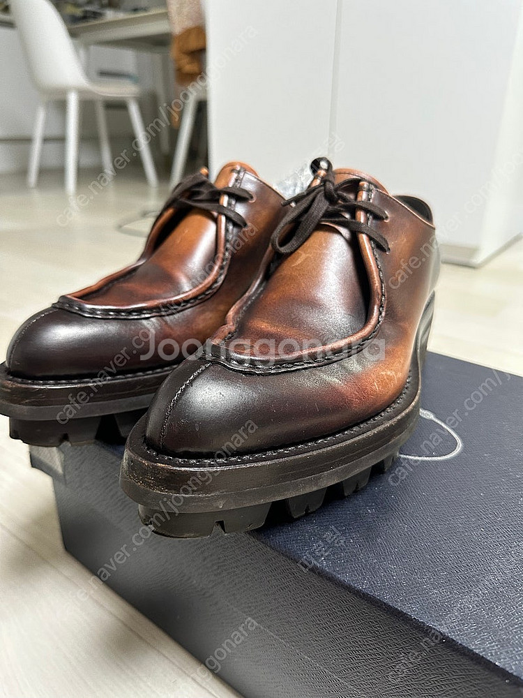 레어 프라다 정품 테라코타 260size 급처합니다--2