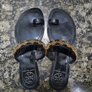 토리버치 VAL FLAT SANDAL 토우 링 플랫샌들 블랙 (6사이즈) 판매합니다. ﻿