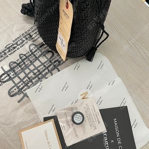 드래곤 디퓨전 폼폼 블랙 가방