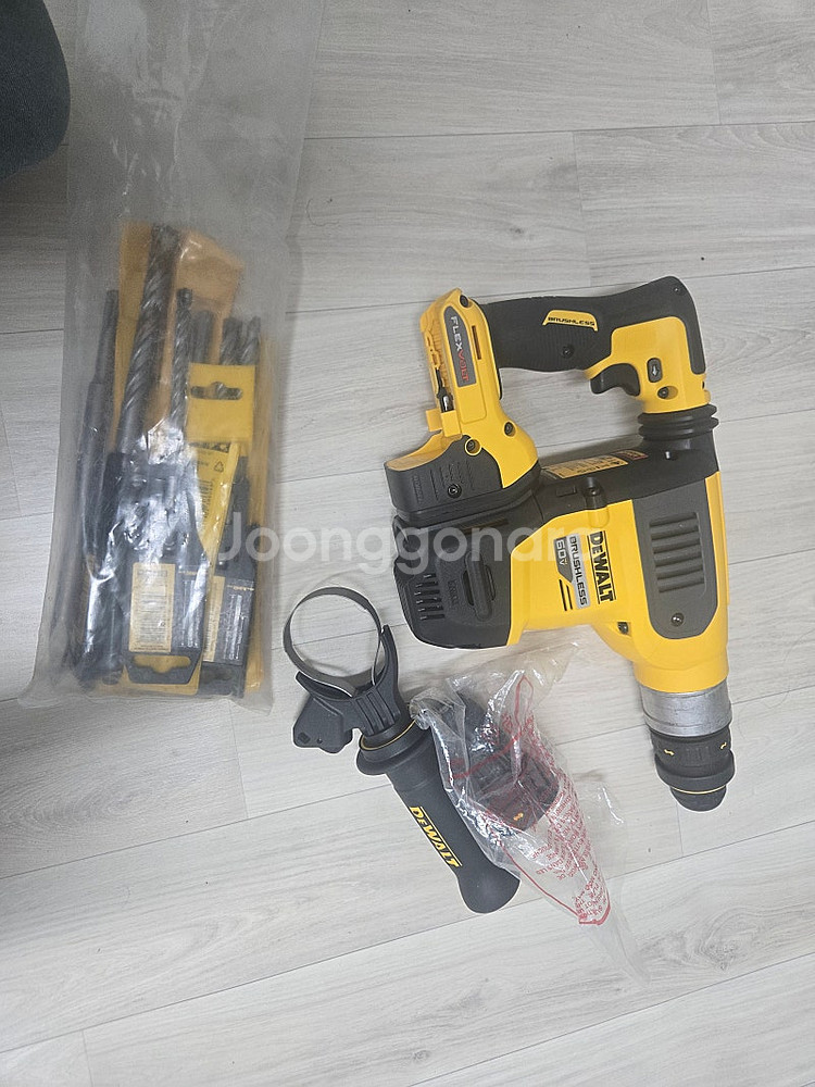 디월트 함마드릴 60v 팔아요 새것에요--0