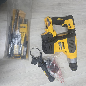 디월트 함마드릴 60v 팔아요 새것에요