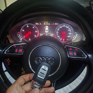 아우디 Q5, A4, Q7, Q6, A5, A6 차량 스마트키 터치 오류, 침수, 고장 시 복사/교체 및 새로운 키 제작