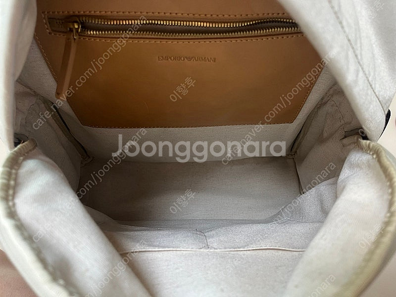 엠포리오 아르마니 스웨이드 베이지 백팩 새제품--7