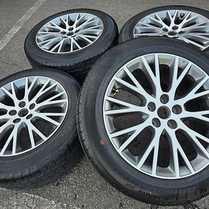 싼타페 펠리세이드 쏘렌토 19인치 휠타이어 세트 팔아요 235 55 19