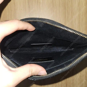 입생로랑 모노그램 빌 파우치 블랙