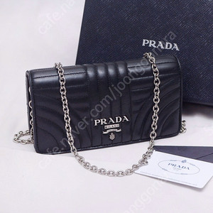 프라다 (PRADA) 다이어그램 플랩 미니 체인 크로스백 (WOC)
