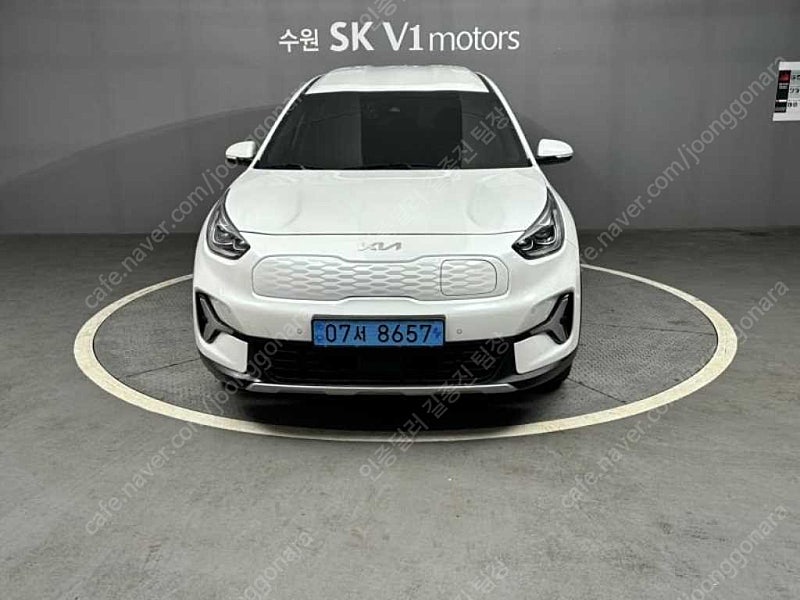 중고차 니로 중고 니로 플러스 흰색 2023년식 74,664km 어스 개인사업자 차량구매