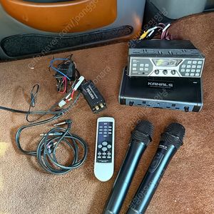 차량용 노래방 반주기 금영KCM-700H와 KANALS 무선마이크 900대역_BK7200N 판매합니다.