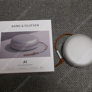 뱅앤올룹슨 베오사운드 A1 2세대 (Beosound A1 2nd Gen) 실버 판매합니다.