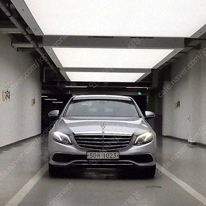 벤츠 E클래스 중고 벤츠 인증중고 은색 2017년식 E220d 4MATIC 익스클루시브 중고차상담신청
