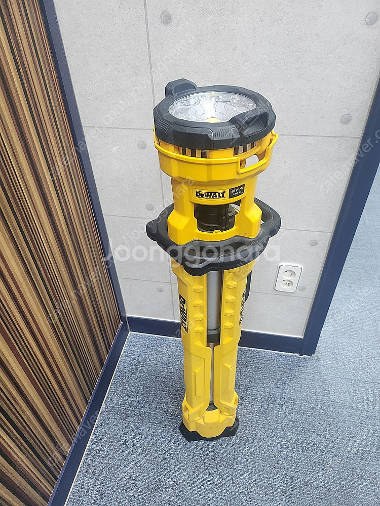 디월트 충전랜턴 DCL 079 판매합니다.--1