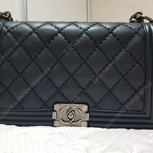 샤넬 카프스킨 보이백 뉴미듐 빈티지 은장 판매합니다.