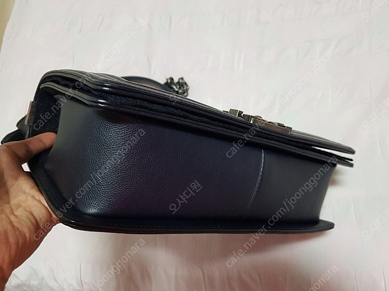 샤넬 카프스킨 보이백 뉴미듐 빈티지 은장 판매합니다. 이미지