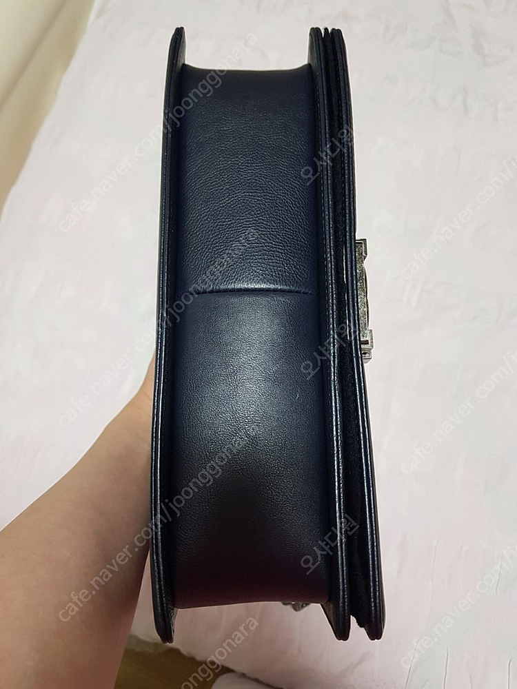 샤넬 카프스킨 보이백 뉴미듐 빈티지 은장 판매합니다. 이미지