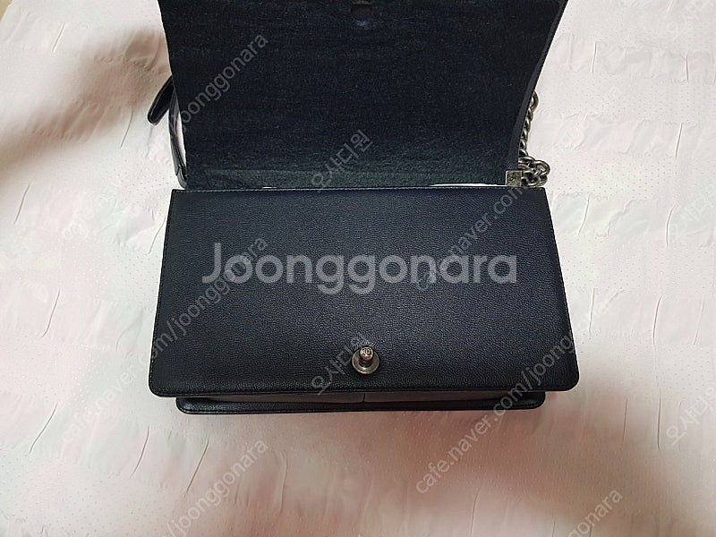 샤넬 카프스킨 보이백 뉴미듐 빈티지 은장 판매합니다.--4