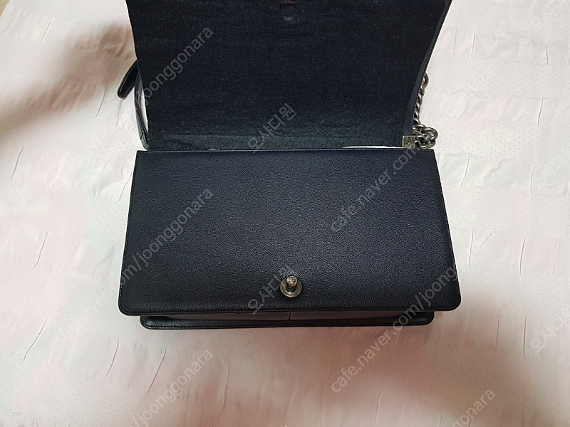 샤넬 카프스킨 보이백 뉴미듐 빈티지 은장 판매합니다. 이미지