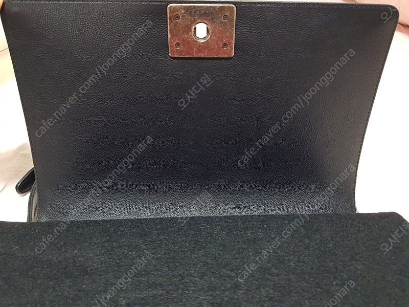 샤넬 카프스킨 보이백 뉴미듐 빈티지 은장 판매합니다. 이미지