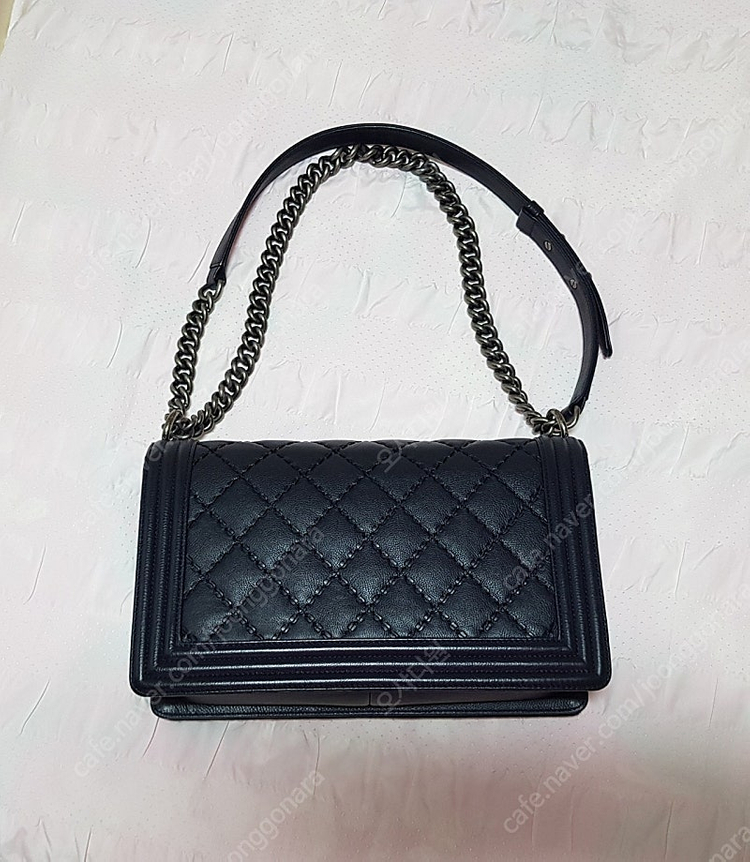 샤넬 카프스킨 보이백 뉴미듐 빈티지 은장 판매합니다. 이미지