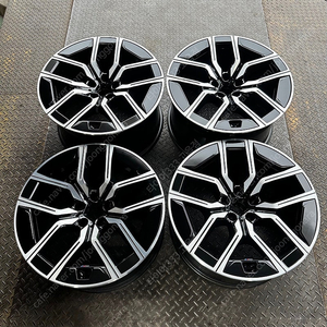 20인치 BMW G70 I7 907M 블랙폴리쉬 순정휠 1대분 팝니다