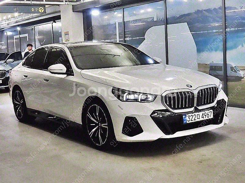 흰색 BMW 5시리즈 중고 BMW 중고 530i xDr...--6
