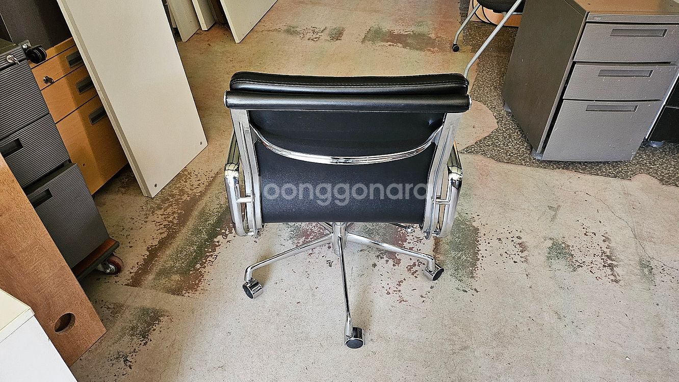임스 휘계알루미늄 PU인조가죽의자 판매 합니다--3