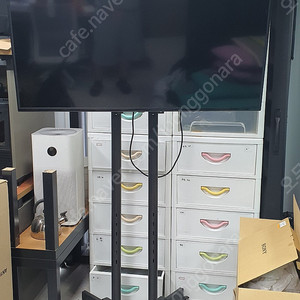 50인치 TV 거치대 포함 싸게 팝니다. (엑사비오 50인치 4K UHD TV)