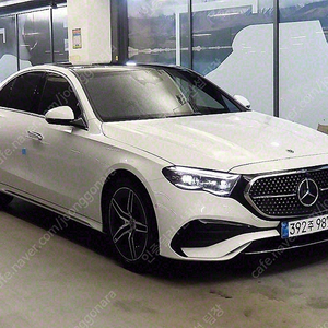 벤츠 인증중고 벤츠 E클래스 중고 흰색 2025년식 9,430km E300 4MATIC AMG Line 중고차시장
