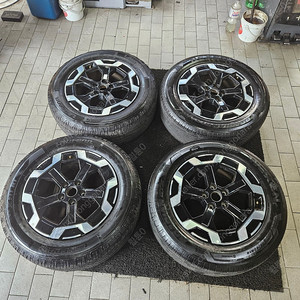 [ 현대 ] 싼타페MX5 18인치 중고 휠 타이어 팝니다.