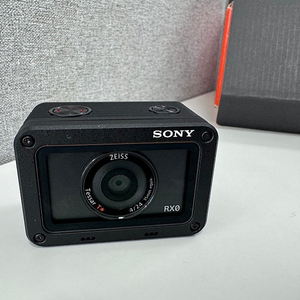 소니 초소형 컴팩트 카메라 DSC-RX0 (상태최상) / VCT-STG1 삼각대도 같이 드려요