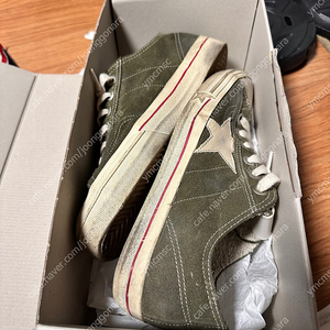 골든구스 브이스타2 올리브 레드 라인 판매합니다.