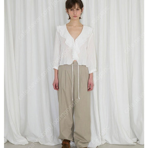 쏘딩키브레드 프릴 블라우스 Alina White Frill Blouse / 타낫 더바넷 릴리코츠 르플레인 웨어웨더 리즈 윤슬샵 레이지샵 르베인 온트 미네트 플랜트샵 샵엠 제이투유